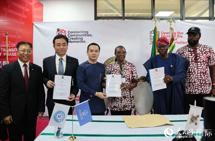 中國土木尼日利亞公司執(zhí)行董事張志臣（左三）與桑沃-奧盧（右二）分別代表雙方簽署了項目二期合同。閆玉娟攝