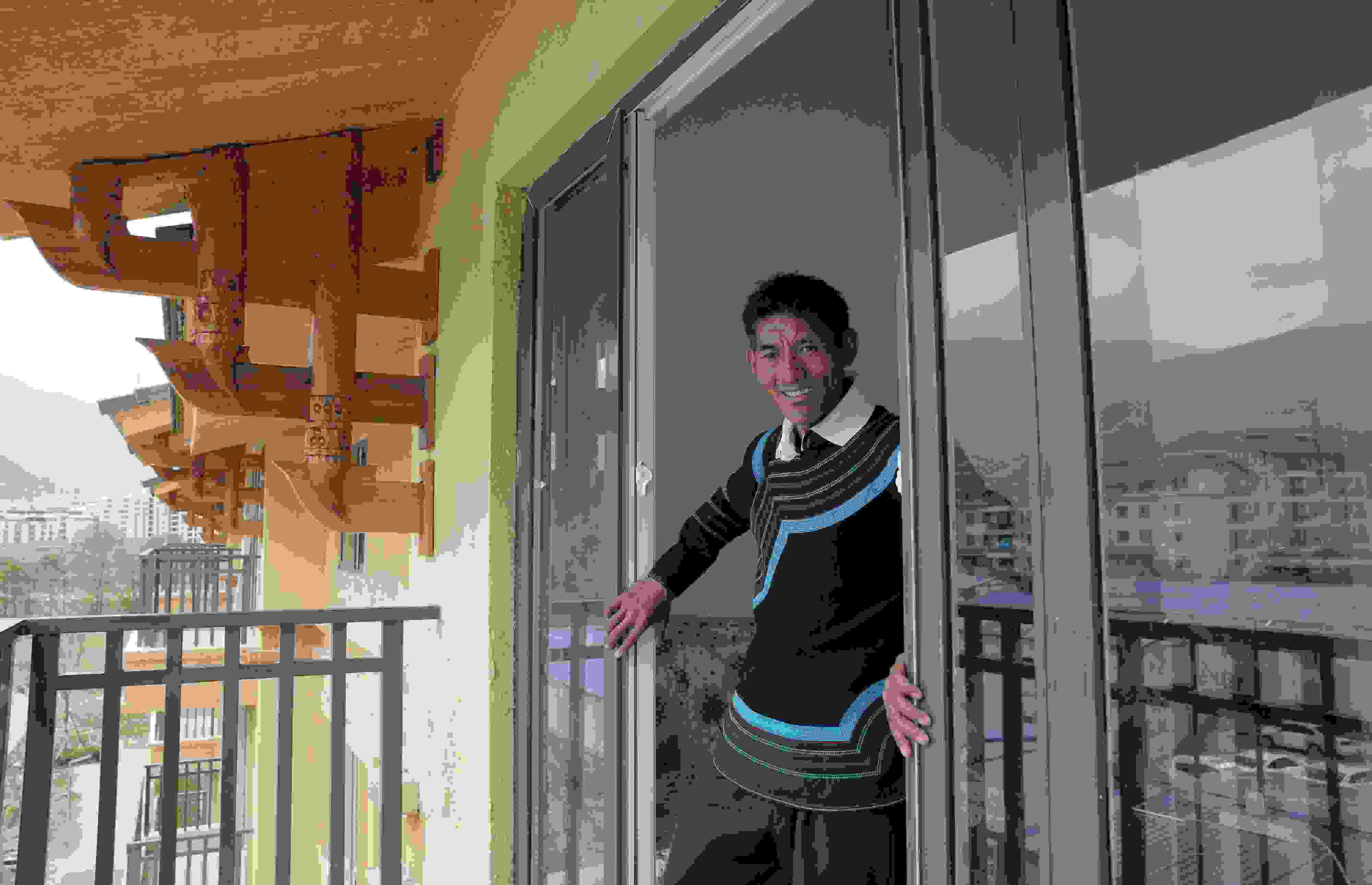 2020年5月14日，四川涼山彝族自治州昭覺縣，“懸崖村”村民某色伍哈入住新房。