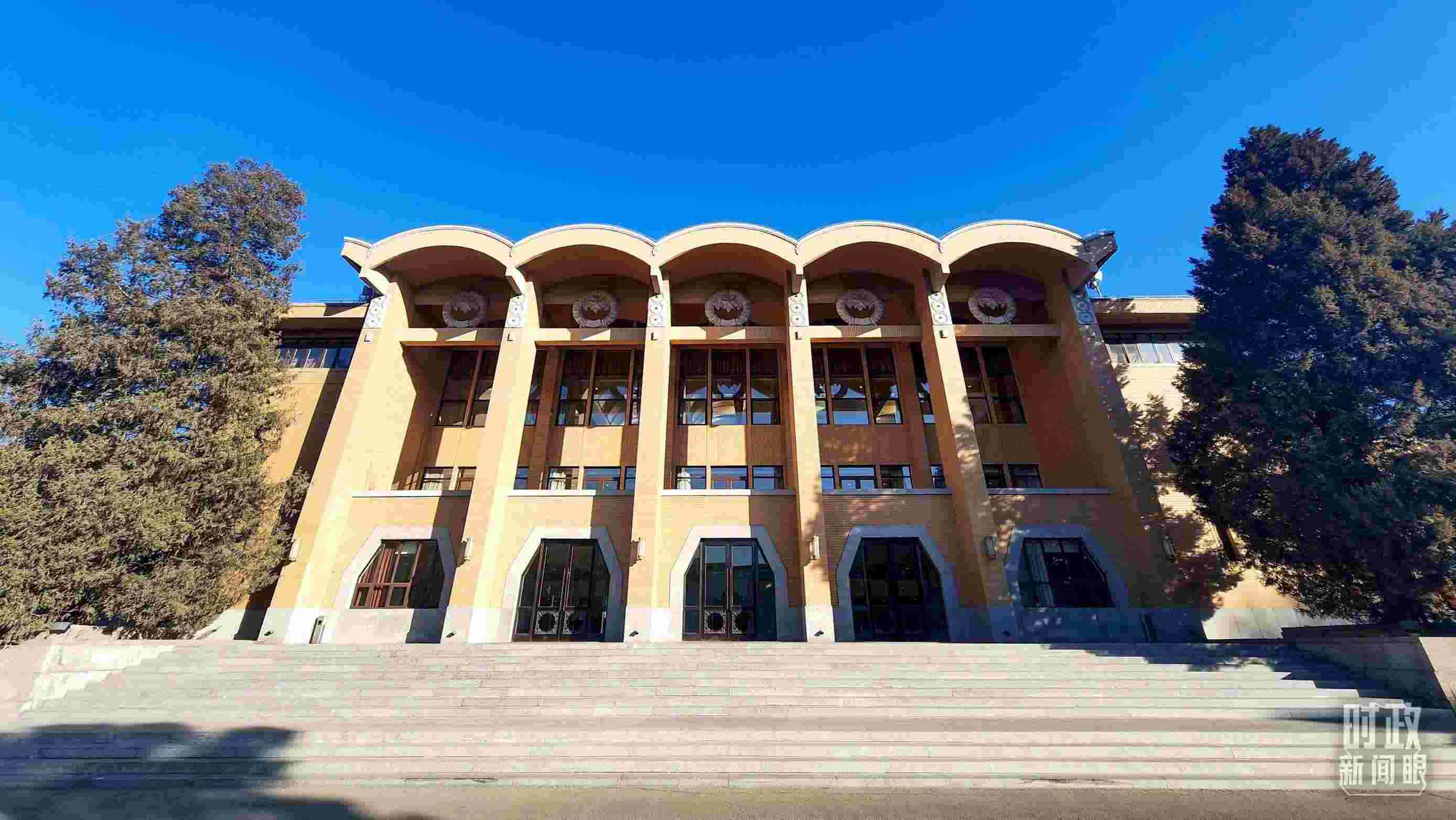 △2024年春季學(xué)期中央黨校（國家行政學(xué)院）中青年干部培訓(xùn)班3月1日上午在中央黨校開班。（總臺(tái)央視記者劉琦拍攝）