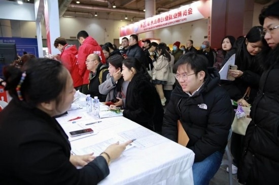 求職者與用人單位溝通交流。新華社記者 張博群 攝