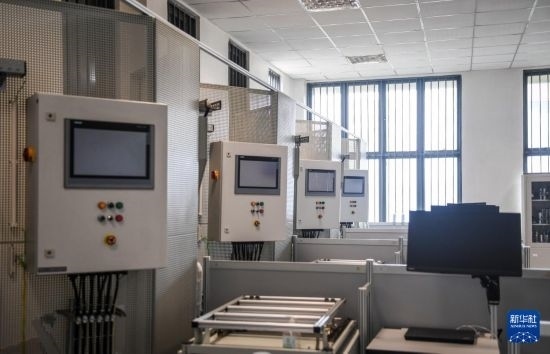 這是2月15日在亞的斯亞貝巴的埃塞俄比亞聯(lián)邦職業(yè)技術(shù)培訓(xùn)學(xué)院魯班工坊內(nèi)拍攝的機(jī)電一體化設(shè)備。