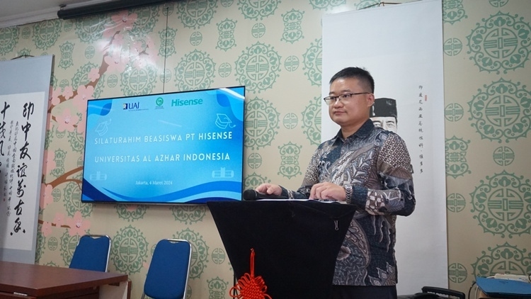 海信印尼公司總經(jīng)理李現(xiàn)委致辭。阿拉扎大學(xué)孔子學(xué)院供圖