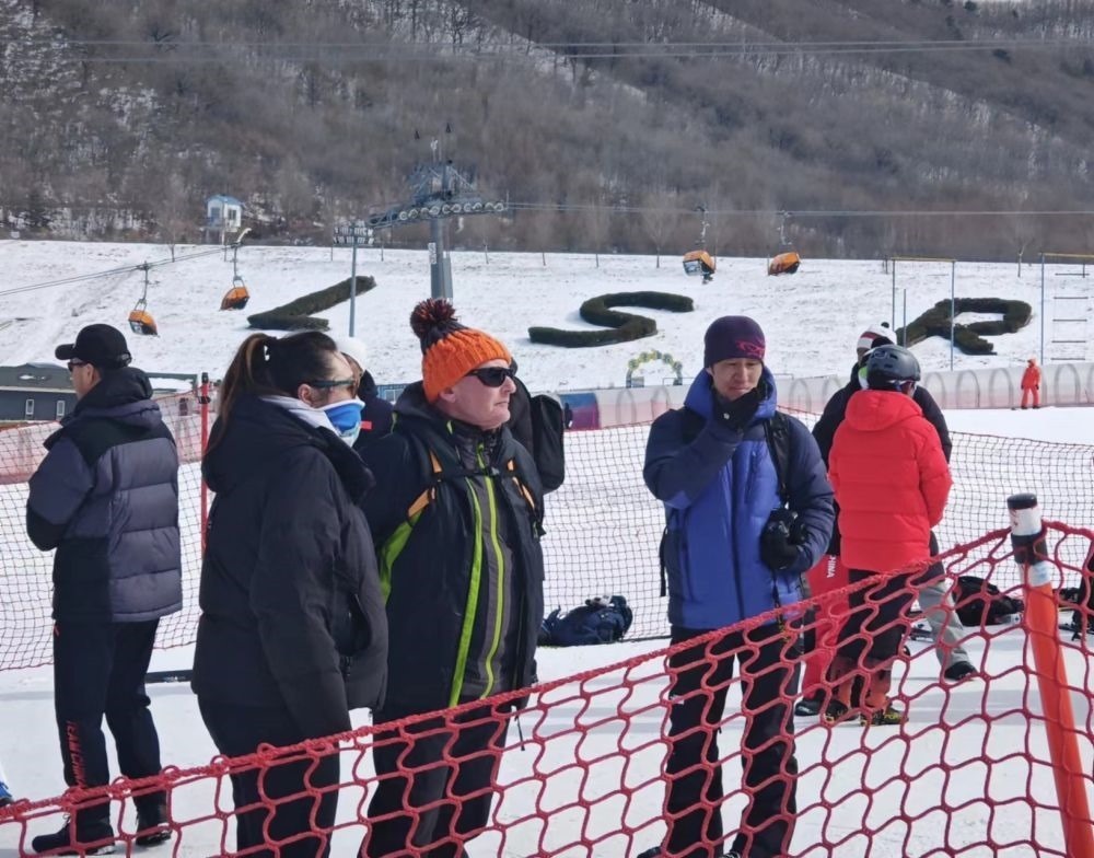 ?皮埃爾·杜邦（左三）在比賽現(xiàn)場(chǎng)。新華社記者 王沁鷗 攝