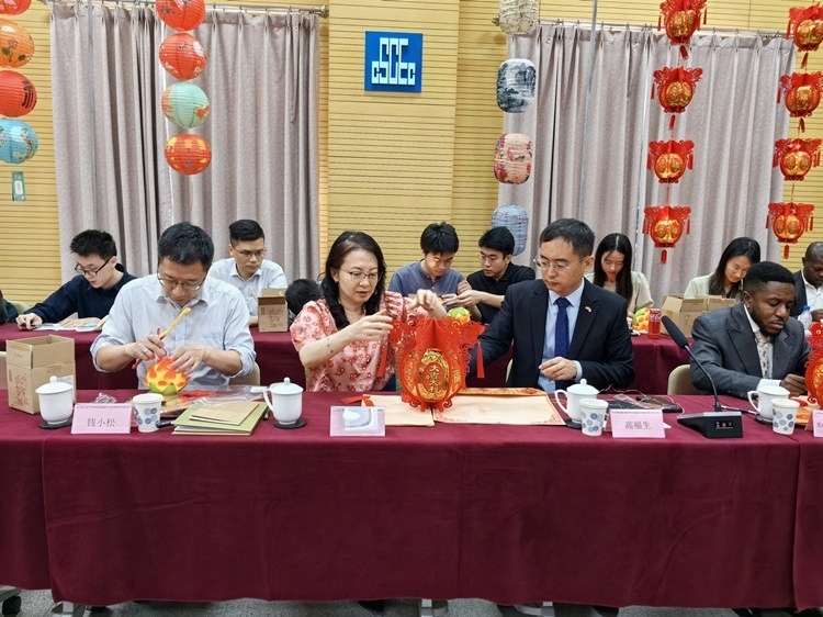 燈籠文化交流活動現(xiàn)場。中建國際中西非公司供圖