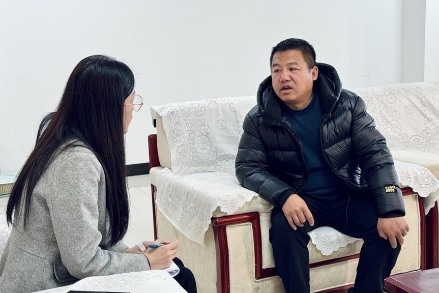 人民網(wǎng)記者采訪“在水一方”小區(qū)住戶。人民網(wǎng) 高清揚攝