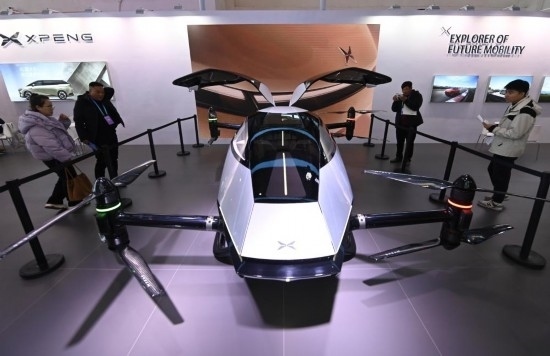 2023年12月1日，在鏈博會(huì)智能汽車(chē)鏈展區(qū)小鵬汽車(chē)展臺(tái)，參觀(guān)者觀(guān)看一臺(tái)智能飛行器。新華社記者蔡湘鑫攝