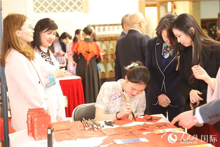 現(xiàn)場(chǎng)書法體驗(yàn)。人民網(wǎng)記者 霍文攝