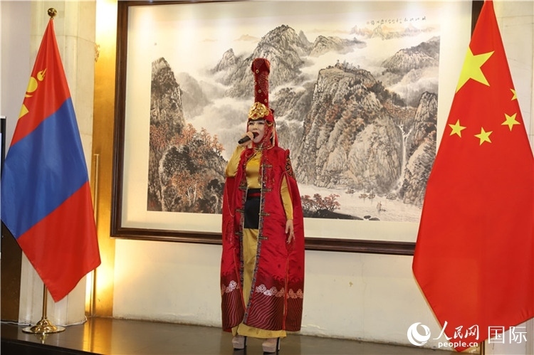 呼麥演唱。人民網(wǎng)記者 霍文攝