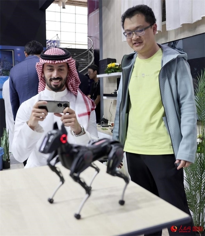 一名觀眾在體驗(yàn)操作機(jī)器狗。人民網(wǎng)記者 管克江攝