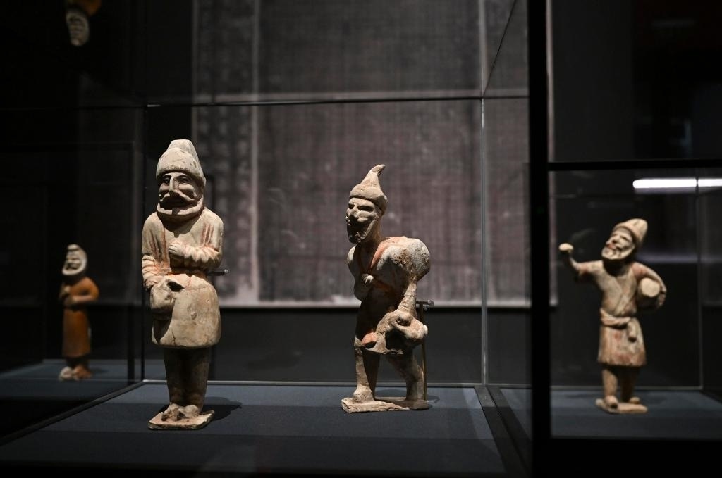 “歷史之遇——中國(guó)與西亞古代文明交流展”于1月12日至4月11日在故宮午門正殿展廳舉行。這是展出的陶彩繪人俑（1月10日攝）。新華社記者金良快攝