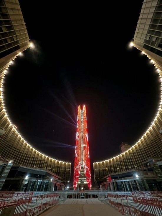  2024年2月9日，埃及開(kāi)羅以東建設(shè)中的埃及新行政首都中央商務(wù)區(qū)項(xiàng)目上演燈光秀，迎接龍年春節(jié)。新華社發(fā)（黎炳宏攝）