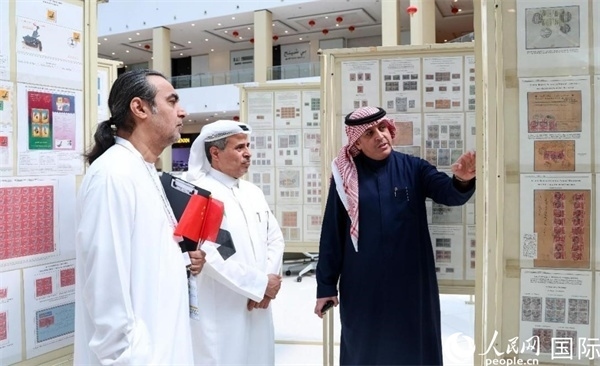 觀眾在欣賞集郵展作品。人民網(wǎng)記者 任皓宇攝