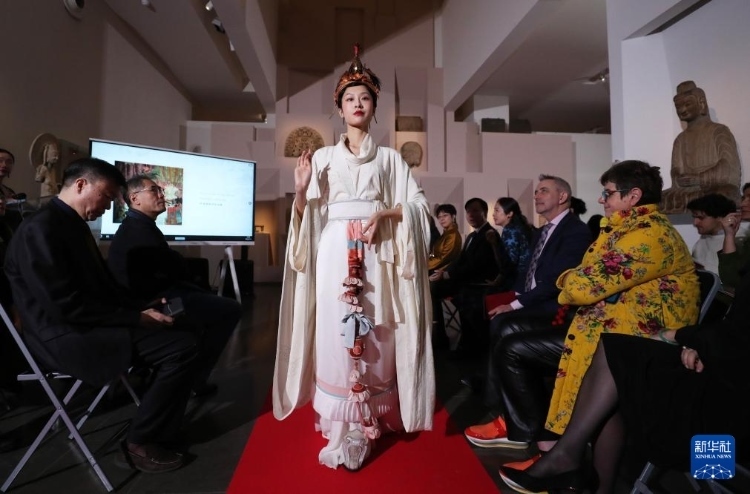 3月13日，在位于法國巴黎的吉美國立亞洲藝術博物館，模特展示敦煌復原服飾。新華社記者 高靜 攝