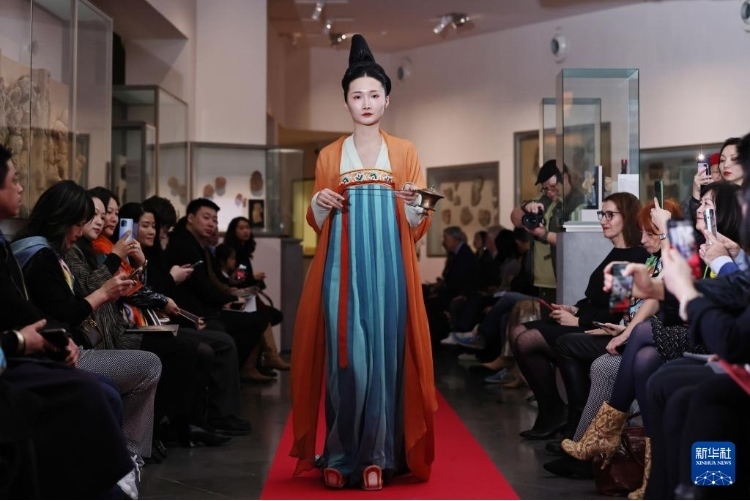 3月13日，在位于法國巴黎的吉美國立亞洲藝術博物館，模特展示敦煌復原服飾。新華社記者 高靜 攝