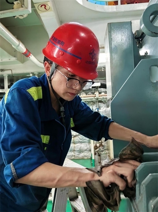 “天鯤號(hào)”工作人員正在對(duì)設(shè)備進(jìn)行清潔維護(hù)?！疤祧H號(hào)”供圖