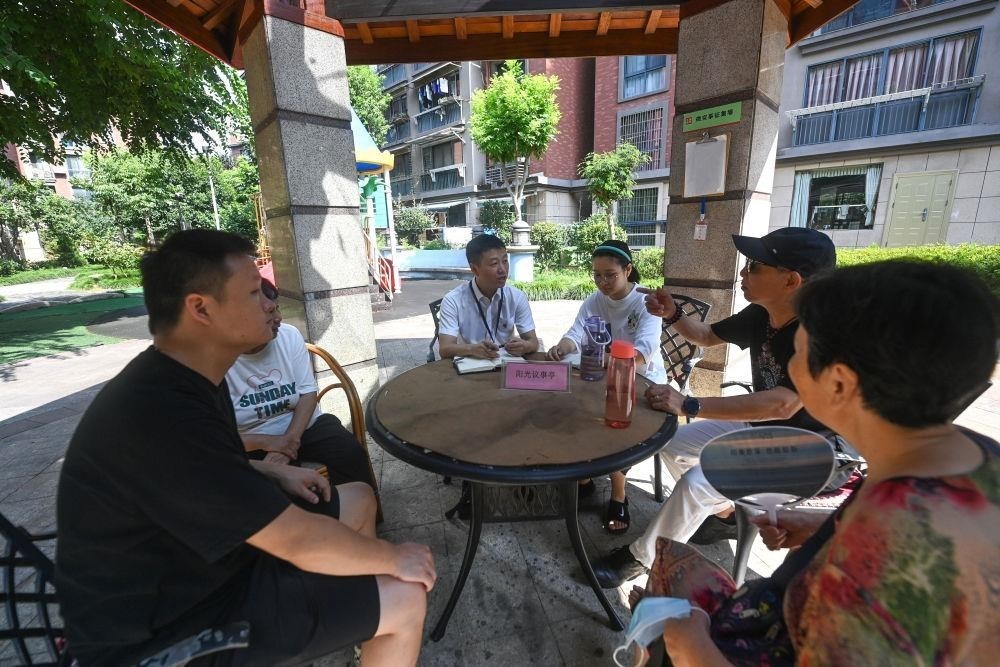 △2023年7月21日，在位于浙江杭州臨安區(qū)錦南街道水岸陽(yáng)光小區(qū)的陽(yáng)光議事廳，街道干部在聽(tīng)取居民們反映的問(wèn)題及意見(jiàn)。