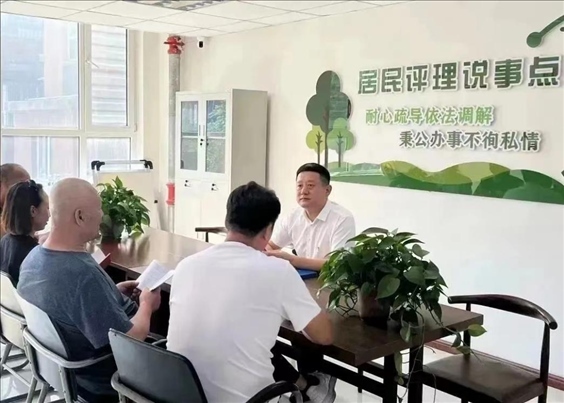 村（居）民評(píng)理說(shuō)事點(diǎn)調(diào)解矛盾糾紛。遼寧省司法廳供圖