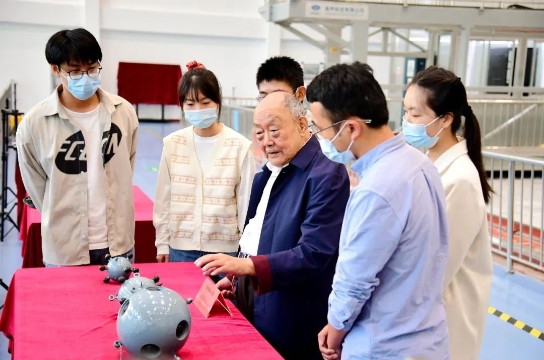 楊士莪院士在實驗室指導學生。哈爾濱工程大學供圖