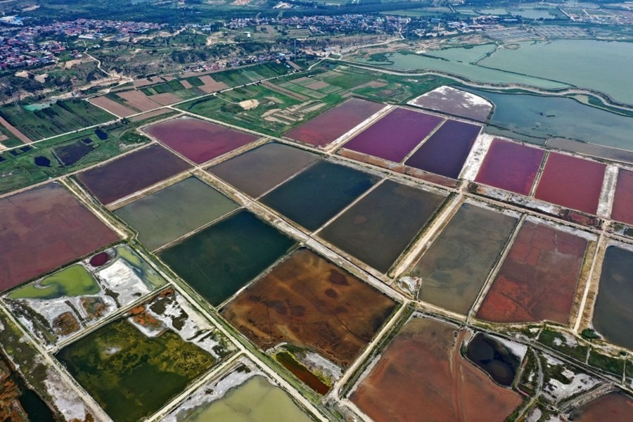這是2023年7月11日拍攝的山西運(yùn)城鹽湖一角（無人機(jī)照片）。按照“生態(tài)優(yōu)先、保護(hù)為主、適度開發(fā)”的原則，2020年9月，運(yùn)城市全面停止鹽湖范圍內(nèi)的工業(yè)生產(chǎn)活動(dòng)。近年來，千年鹽湖正在向生態(tài)保護(hù)、風(fēng)貌重塑、產(chǎn)業(yè)轉(zhuǎn)型、全域旅游的“綠色發(fā)展”轉(zhuǎn)變。