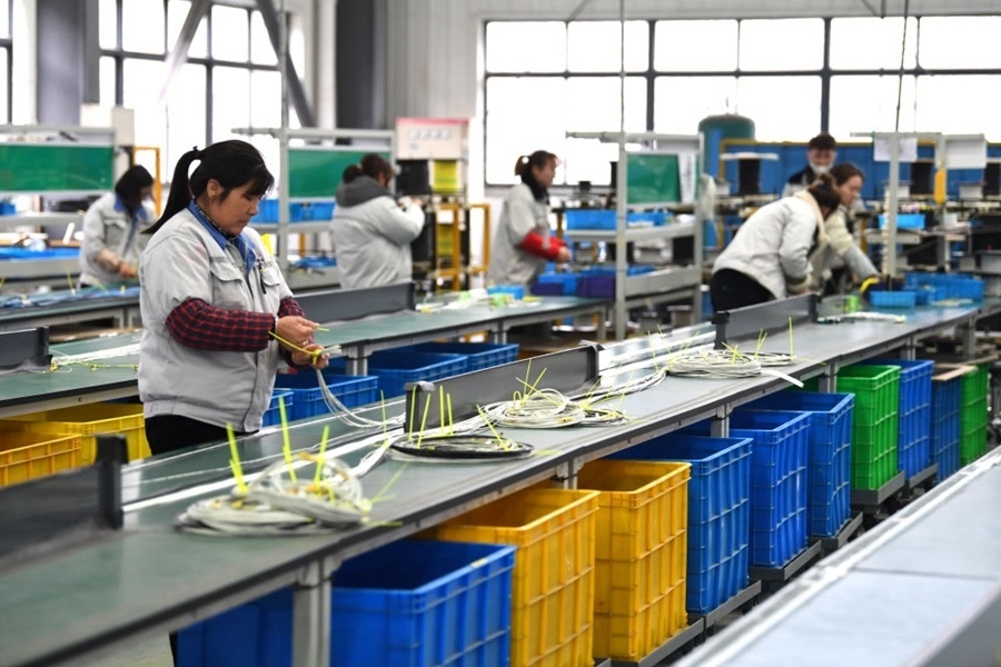 2022年2月16日，工作人員在安徽省滁州市汊河軌道交通裝備產(chǎn)業(yè)園的一家軌道交通裝備企業(yè)生產(chǎn)線上忙碌。安徽省滁州市來安縣汊河鎮(zhèn)地處皖蘇交界，緊鄰南京市江北新區(qū)。近年來，來安縣成為承接南京產(chǎn)業(yè)轉(zhuǎn)移的前沿陣地，汊河這個(gè)曾經(jīng)的傳統(tǒng)農(nóng)業(yè)小鎮(zhèn)緊抓機(jī)遇，開始深度融入長(zhǎng)三角，參與產(chǎn)業(yè)協(xié)作分工。產(chǎn)業(yè)園吸引了越來越多長(zhǎng)三角地區(qū)軌道交通企業(yè)入駐，形成了鐵路客車、城際軌道零部件研發(fā)、生產(chǎn)、銷售的產(chǎn)業(yè)集群。