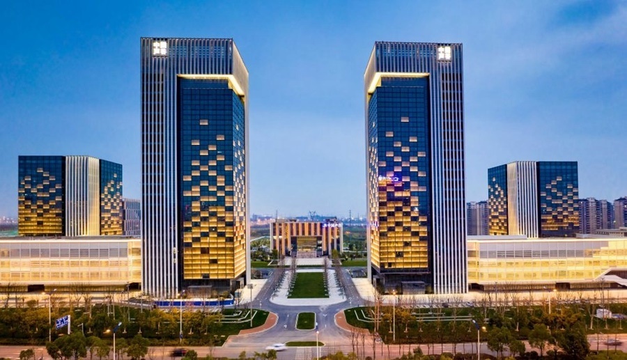 這是2019年3月13日拍攝的位于安徽合肥的中國聲谷產(chǎn)業(yè)園（無人機(jī)照片）。截至2024年，中國聲谷入駐企業(yè)超過2000戶，年產(chǎn)值超過2000億元，形成以智能語音及人工智能產(chǎn)業(yè)為核心的新一代信息技術(shù)產(chǎn)業(yè)集群。