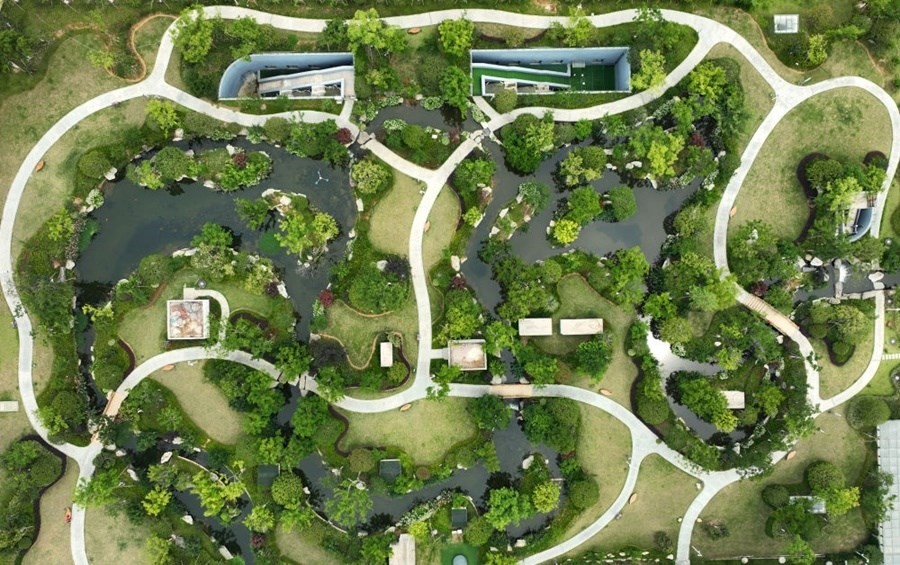 這是2023年6月15日拍攝的以“地上花園+地下治污”設(shè)計(jì)理念建設(shè)的九江市雙溪公園（無人機(jī)照片）。近年來，江西省九江市啟動(dòng)中心城區(qū)水環(huán)境綜合整治工程，通過地下污水治理、岸線生態(tài)修復(fù)、興建“公園式”污水處理廠、城市智慧管網(wǎng)管控等措施，改善水環(huán)境，城市面貌煥然一新。