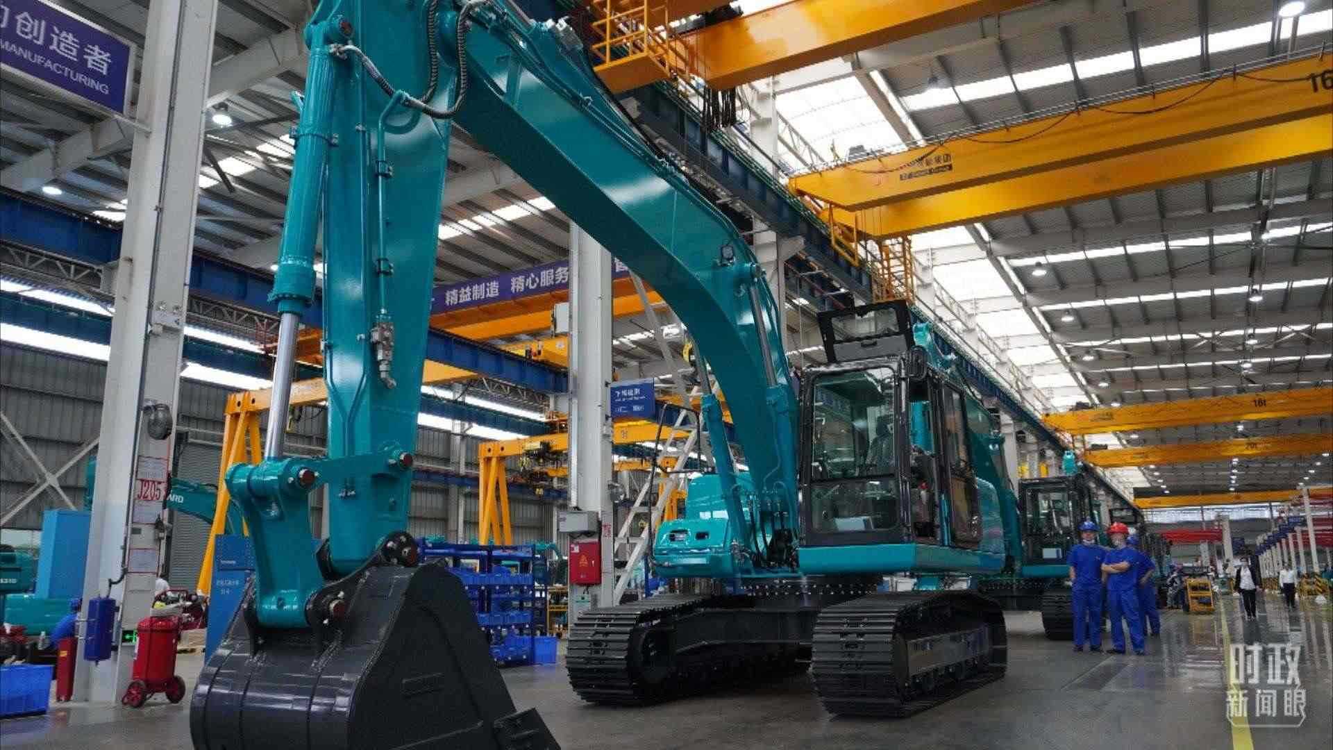 △這是山河智能大型挖掘機(jī)的組裝車間。2020年9月，習(xí)近平曾到此地考察。（總臺央視記者郭曉龍拍攝）