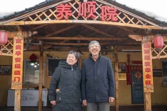 在伊春市友好區(qū)，伊春森工上甘嶺林業(yè)局有限責任公司溪水林場分公司退休職工劉養(yǎng)順（右）和老伴楊秋娥在自家農(nóng)家院中（3月13日攝）。新華社記者 謝劍飛 攝