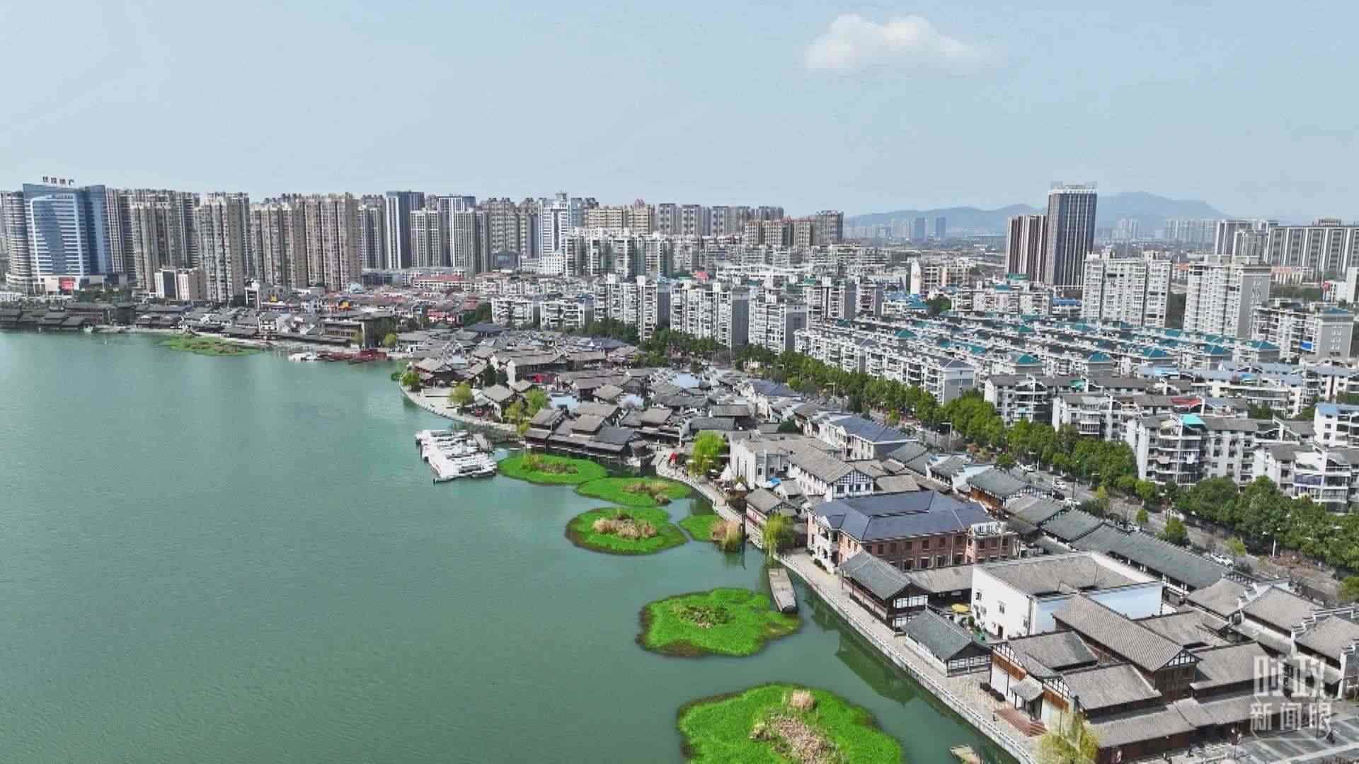 △沅江江畔，常德河街與現(xiàn)代建筑交相輝映。（總臺央視記者范凱拍攝）