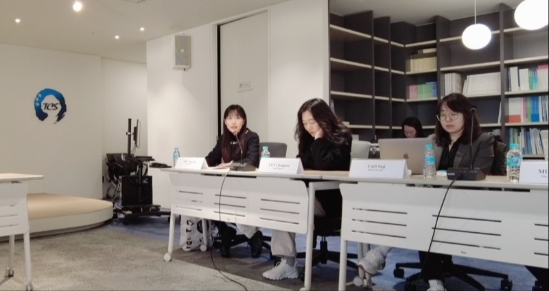 記者（左一）在交流活動(dòng)上，以加強(qiáng)中日韓三國經(jīng)濟(jì)合作、增進(jìn)三國民眾相互理解為主題發(fā)表演講。權(quán)小星攝