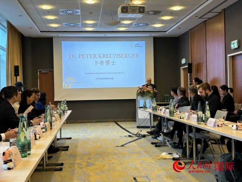 在成都文化旅游（柏林）推介座談會上，德中友好協(xié)會聯(lián)合會主席卜布致辭。人民網(wǎng)記者張慧中攝