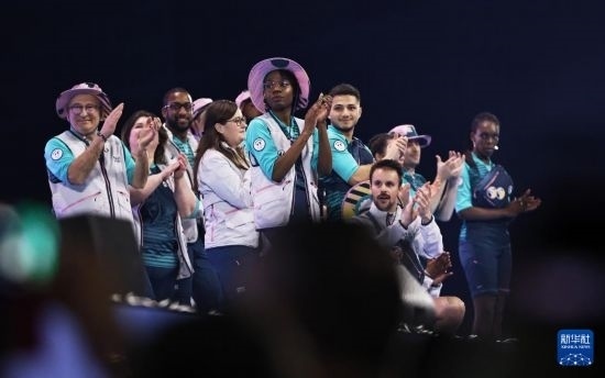 3月23日，模特在巴黎奧運(yùn)會(huì)志愿者大會(huì)上展示志愿者制服。新華社記者 高靜 攝