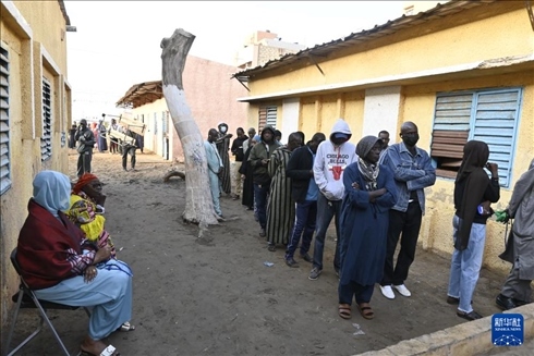 3月24日, 選民在塞內(nèi)加爾首都達(dá)喀爾的一處投票站前排隊(duì)。新華社發(fā)（登巴·蓋伊攝）