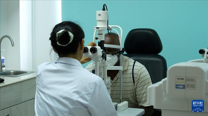 3月4日，在多米尼克羅索的中多友誼醫(yī)院眼科中心，援多醫(yī)療隊成員、南方醫(yī)科大學(xué)第三附屬醫(yī)院眼科主治醫(yī)師魯志卿為病人做檢查。新華社記者 王朝 攝