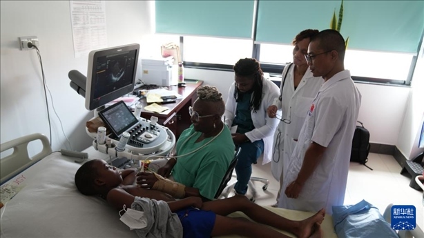 3月4日，在多米尼克羅索的中多友誼醫(yī)院，援多醫(yī)療隊成員、南方醫(yī)科大學(xué)第五附屬醫(yī)院心血管內(nèi)科主治醫(yī)師駱志鵬與當(dāng)?shù)蒯t(yī)生共同診療。新華社記者 王朝 攝