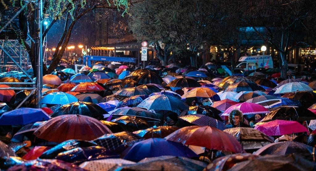 3月24日，在塞爾維亞南部城市普羅庫普列，人們參加北約轟炸南聯(lián)盟遇難者悼念儀式。新華社發(fā)（王韡攝）