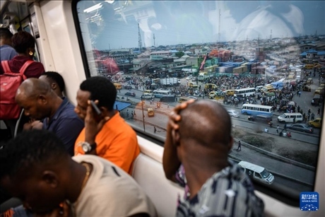 2月28日，在尼日利亞拉各斯，人們乘坐輕軌藍(lán)線列車。新華社記者 韓旭 攝