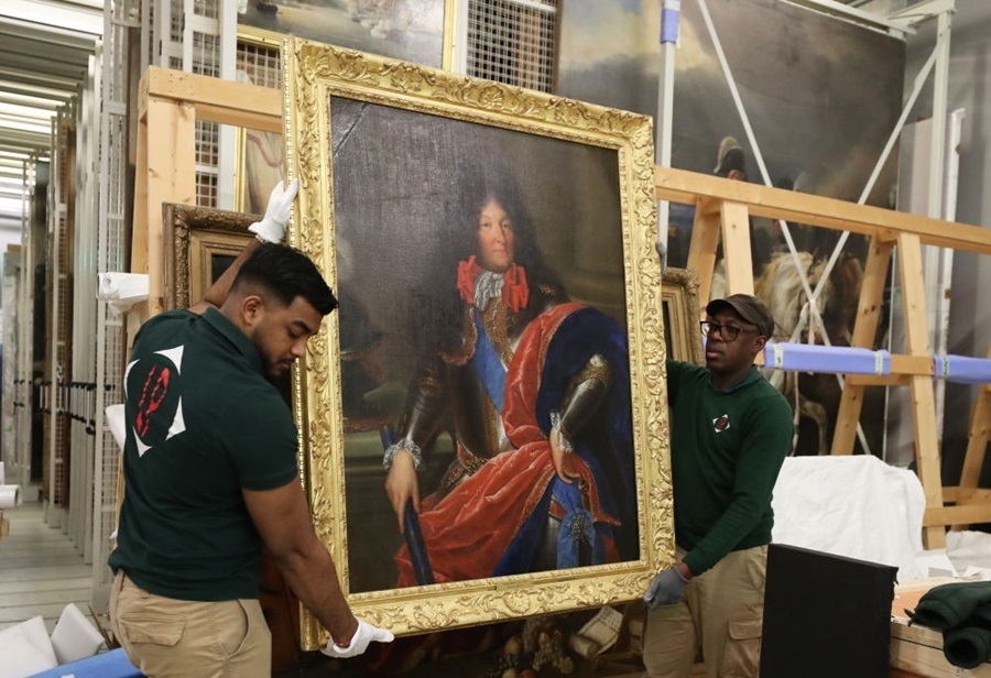  2024年3月11日，在法國巴黎近郊的凡爾賽宮，工作人員準備打包油畫《路易十四戎裝像》。在2024年中法建交60周年暨中法文化旅游年之際，凡爾賽宮和故宮博物院將于4月至6月在故宮共同舉辦“凡爾賽宮與紫禁城”展覽。凡爾賽宮工作人員將70余件法方展品打包裝箱，計劃在不久之后將其運往北京。新華社記者 高靜 攝