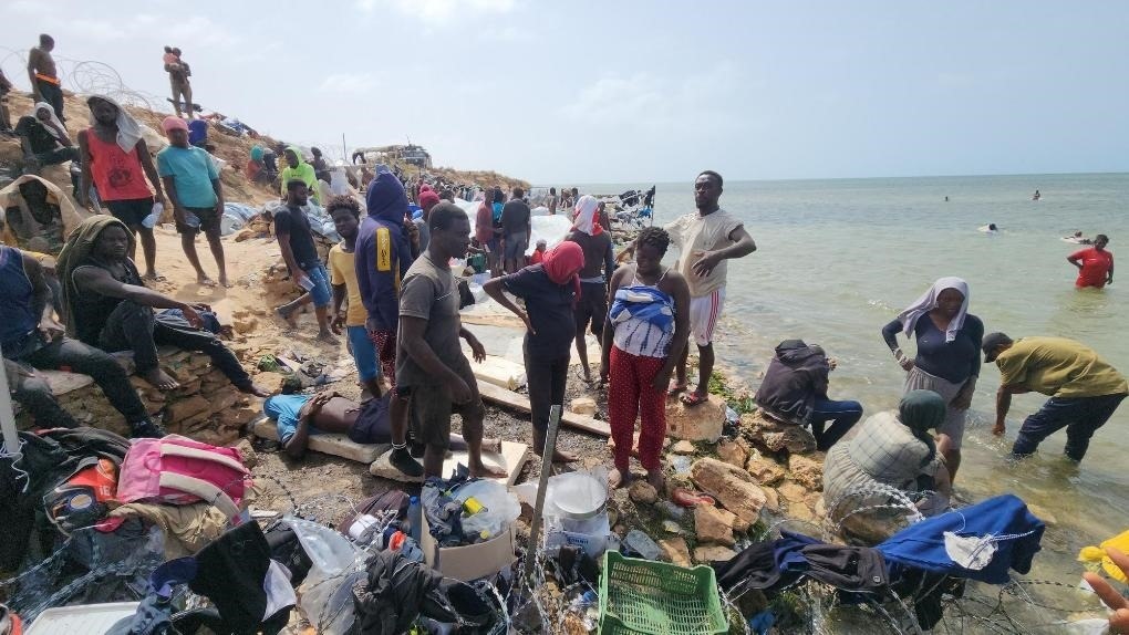 2023年7月26日，在突尼斯與利比亞邊境的艾季迪爾角，眾多移民滯留在地中海海岸邊。新華社發(fā)（哈姆扎·圖爾基亞攝）
