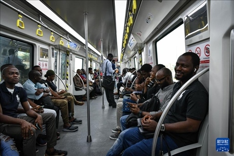 2月28日，在尼日利亞拉各斯，人們乘坐輕軌藍(lán)線列車。新華社記者 韓旭 攝