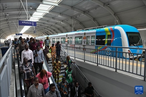 2月28日，在尼日利亞拉各斯，人們在輕軌藍(lán)線碼頭站下車出站。新華社記者 韓旭 攝