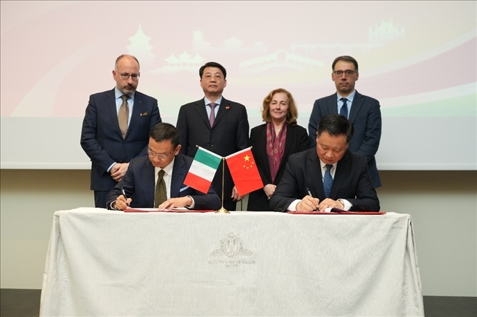 揚州市政府與意大利中國商會簽署合作協(xié)議。 主辦方供圖
