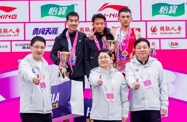 無(wú)錫市人民政府副秘書(shū)長(zhǎng)顧文龍，無(wú)錫市體育局黨組書(shū)記、副局長(zhǎng)楊宇華，海瀾集團(tuán)黨委副書(shū)記、副總裁江南共同為全國(guó)馬拉松錦標(biāo)賽（第一站）男子組前3名頒獎(jiǎng)。受訪者供圖