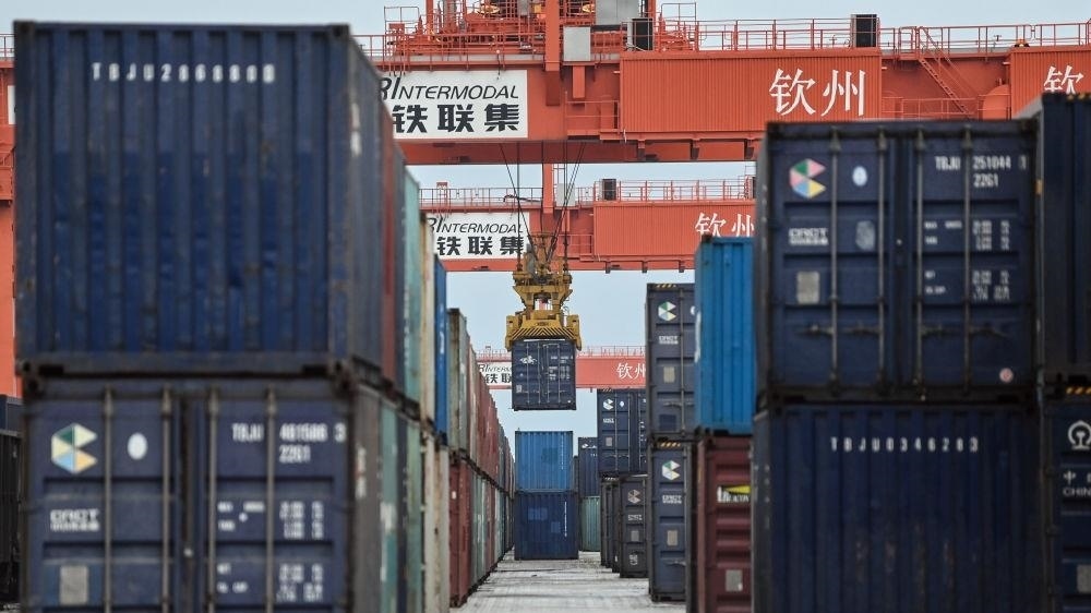 △2023年5月11日，在廣西欽州鐵路集裝箱中心站，塔吊在下卸集裝箱。近年來，在RCEP政策紅利推動下，中國與東盟產業(yè)合作不斷深化，助力區(qū)域經濟發(fā)展。