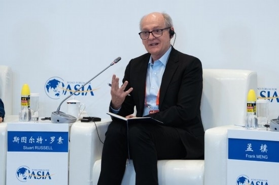 3月27日，《人工智能：現(xiàn)代方法》作者、加州大學(xué)伯克利分校計算機科學(xué)系教授斯圖爾特·羅素在分論壇上發(fā)言。新華社記者 曹夢瑤 攝