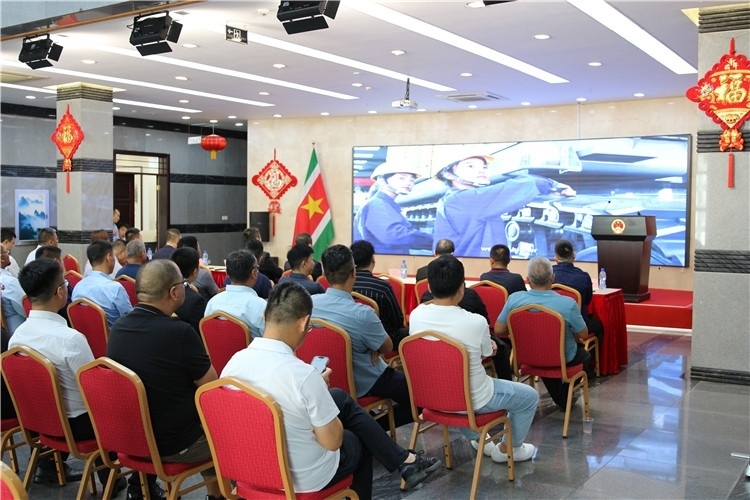 當?shù)貢r間3月26日下午，中國品牌重型機械、載重車輛宣傳推介會在中國駐蘇里南大使館舉行。圖為宣介會現(xiàn)場。中國駐蘇里南大使館供圖