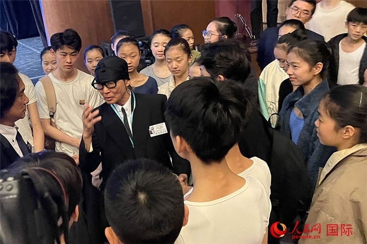 松山芭蕾舞團(tuán)總代表清水哲太郎與中央芭蕾舞團(tuán)舞蹈學(xué)校的學(xué)生們交流。人民網(wǎng)記者 張麗婭攝