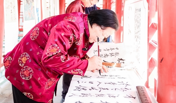 杏花節(jié)書畫展上書法家現(xiàn)場創(chuàng)作。受訪方供圖