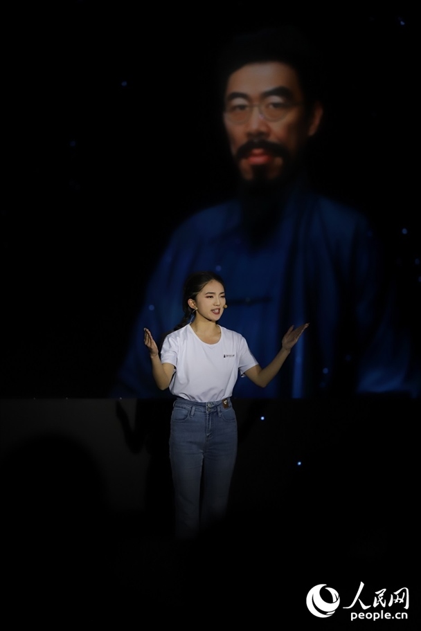 數(shù)字人“聞一多”與青年學(xué)生隔空對話。人民網(wǎng)記者 李發(fā)興攝