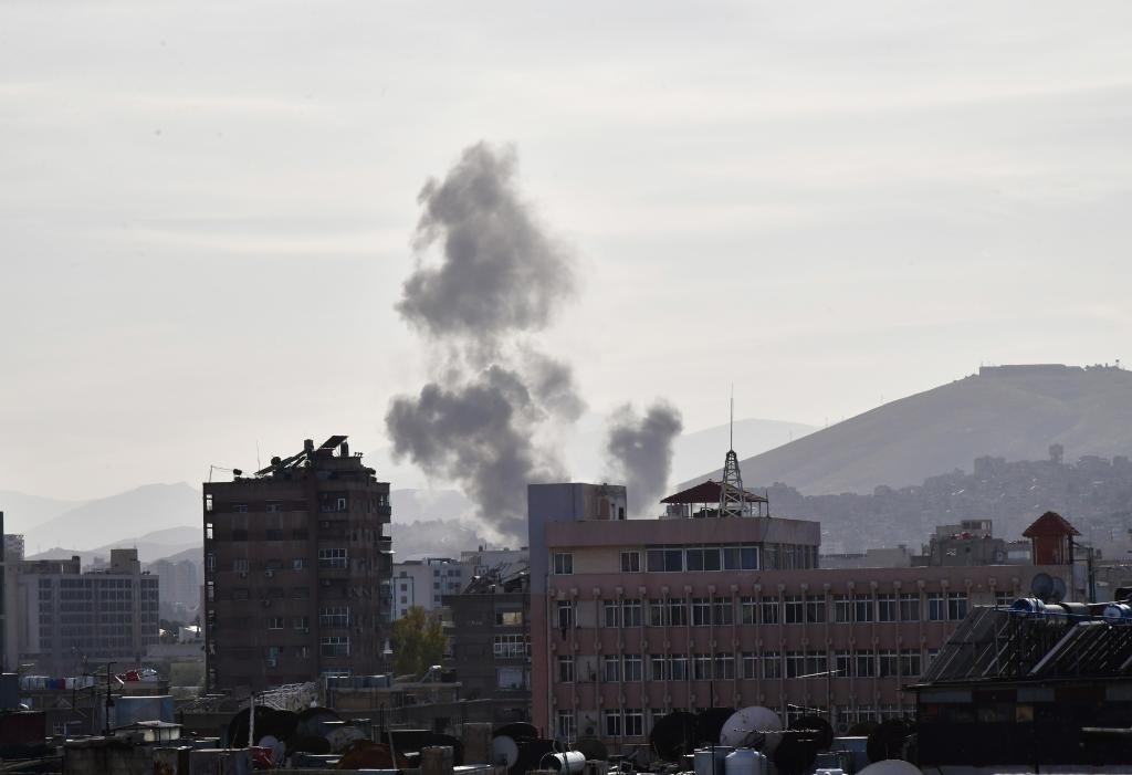 這是4月1日在敘利亞首都大馬士革拍攝的爆炸后升起的濃煙。新華社發(fā)（阿瑪爾攝）